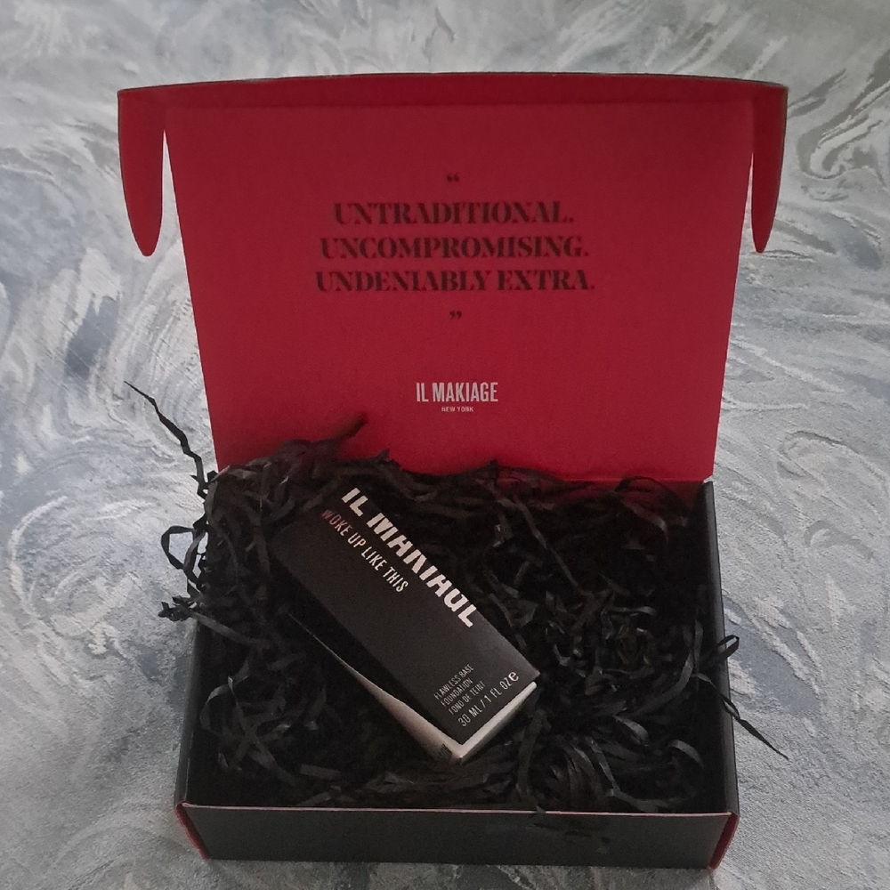 IL MAKIAGE Foundation in Black Box